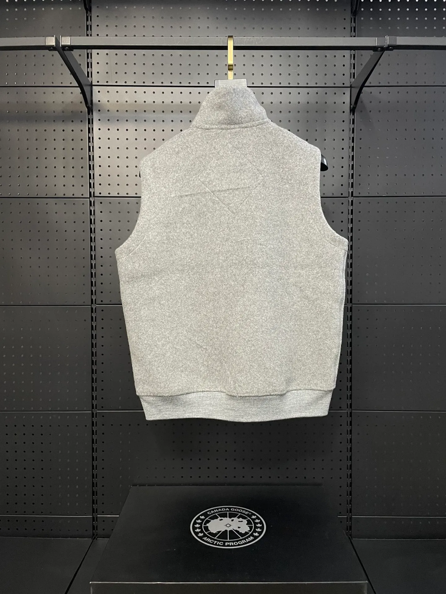 P600 Gray CANADA GOOSE/Canada Goose Autumn and Winter Couple's Fleece Vest Jacket 🔘Color: Black Gray Khaki Highest version Original fabric High version High quality) ⚠All details Fabric accessories craftsmanship (all 1:1 passed inspection) (The owner is a "detail monster" so the goods he makes also pay attention to details) 1⃣ Distinguish the wrong version of the market goods: all go single line ❌ Our genuine 1:1 special machine presses the line (high requirements for machine workers) 2⃣ Differentiates the market from drawings and making goods. Fabric color difference is too big. You get what you pay for, not fast food. 3⃣ Differentiates the market from low-end versions to receive labels, hang tags, and wash labels. All our accessories are custom-made (approved level) 4⃣ Differentiates the market from the detail-free workmanship❌ Our workmanship: neckline, shoulder line, armholes, cuffs, hem (In order to increase the cost, we must also restore the original product: yoke taping, double needle threading🔍) Size: S-XXL